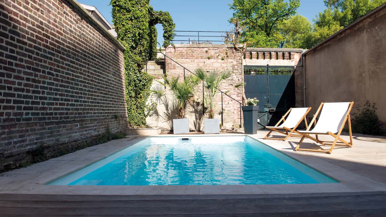 Couleur de l'eau de piscine : causes et solutions